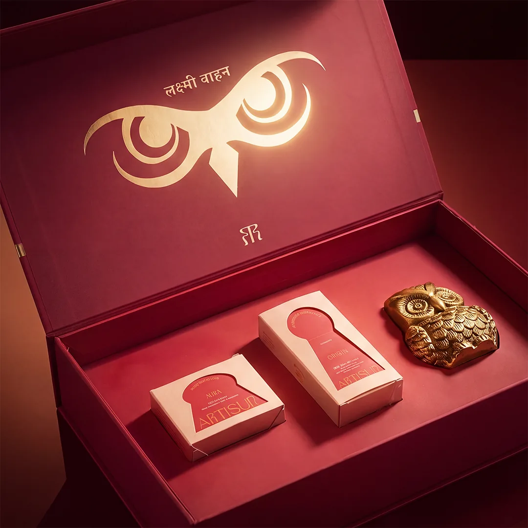 Inside the Vahana box: Origin, Aura and the brass owl in their cavities.